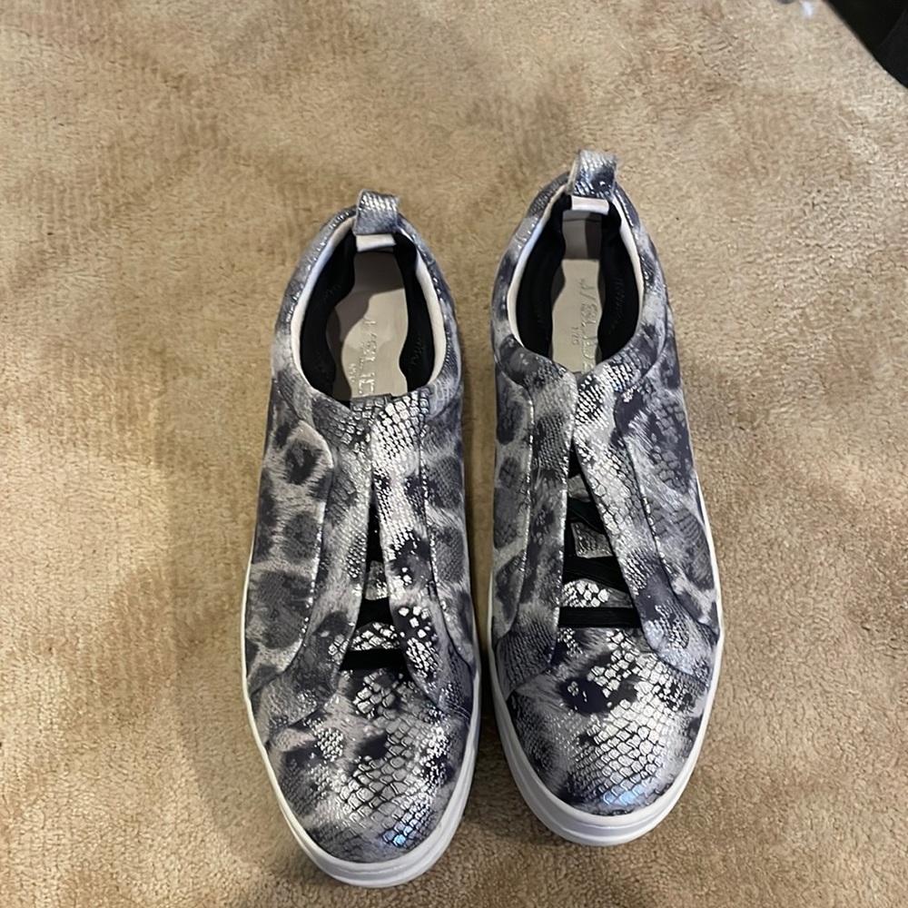 J/Slides NYC sneakers SIZE 7